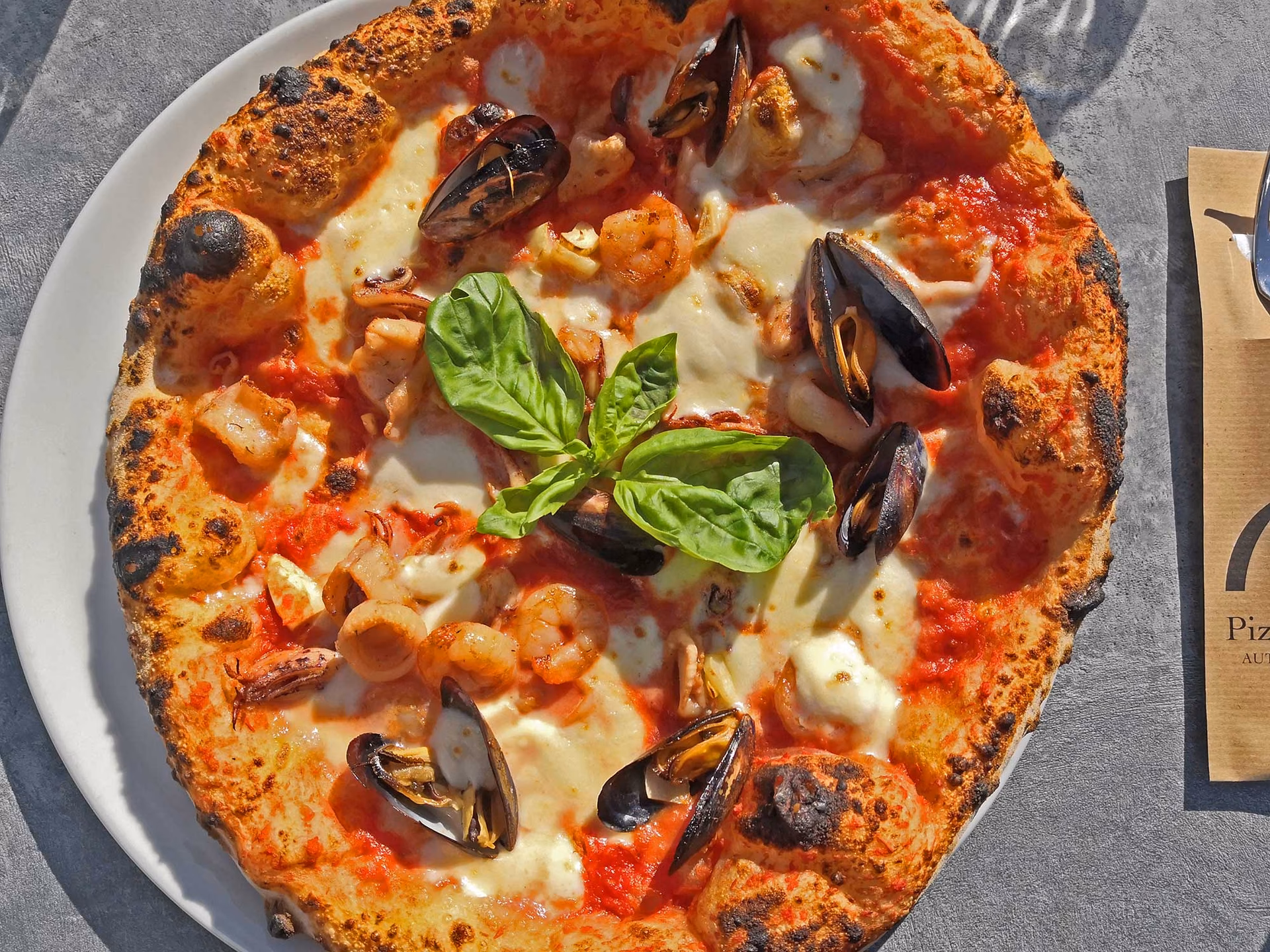 Welche Spezialitäten bietet unsere Pizzeria an?