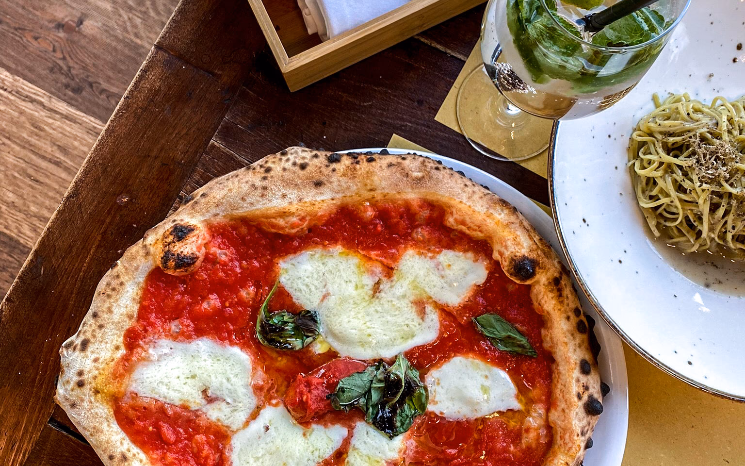 Wie lange dauert es bis die Pizza im Ofen ist?