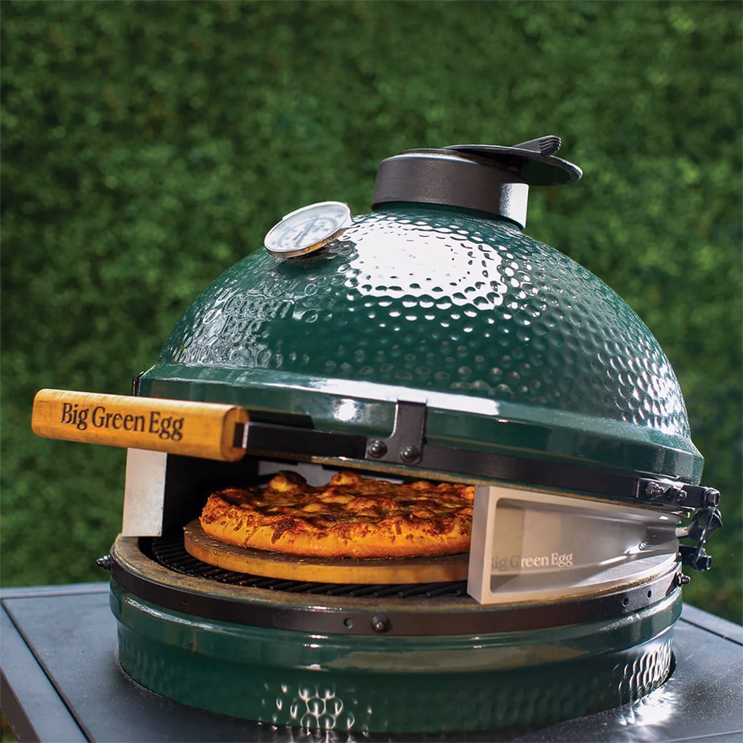 How does a big green egg grill work?