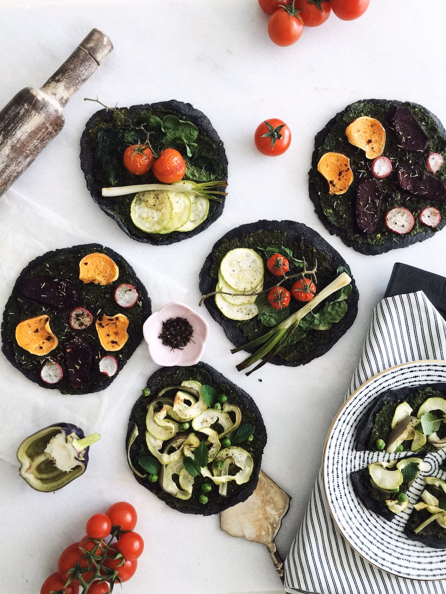 How do you make a black paste pizza?