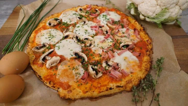 Wie kann man eine blumenkohl-Pizza backen?