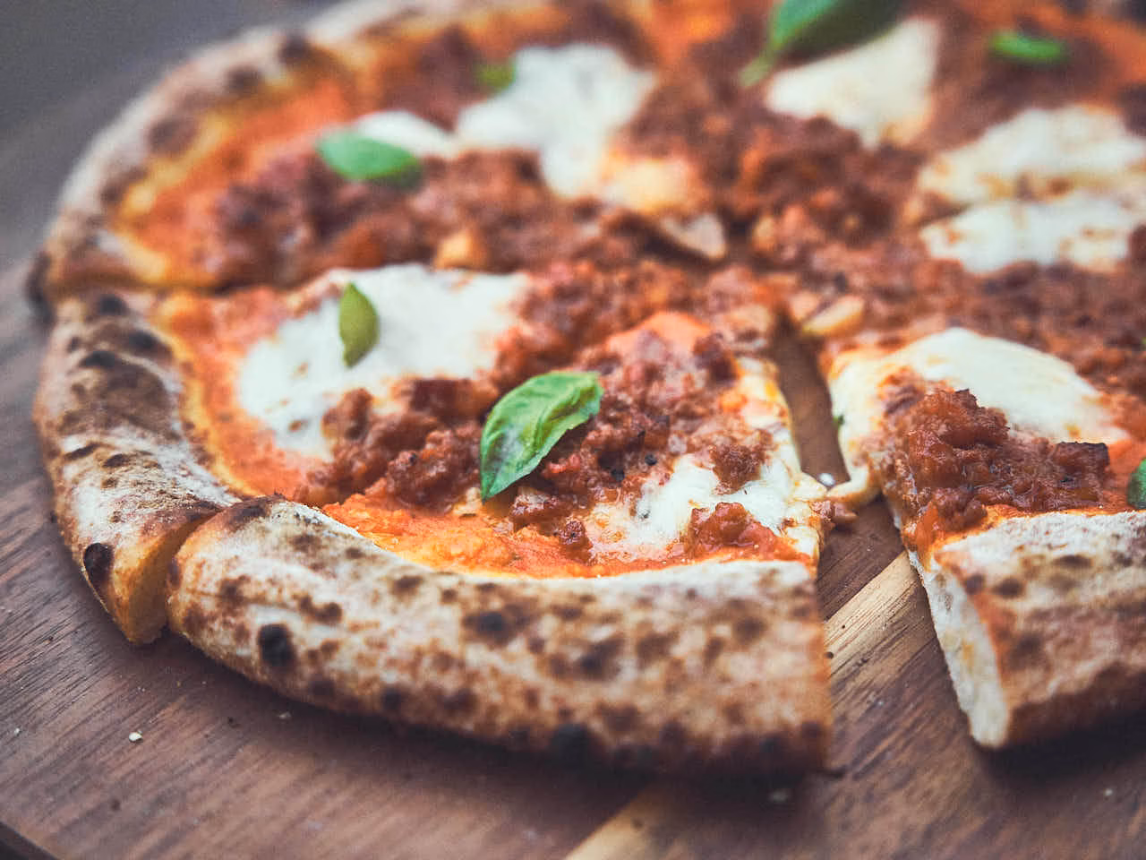 Wie bereite ich eine Pizza Bolognese zu?