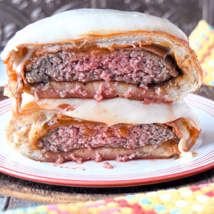 Was ist in der Domino's Burger Pizza drin?