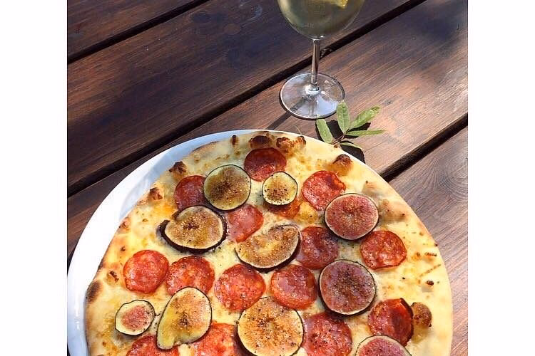 Was macht Caorle Pizzeria so berühmt?