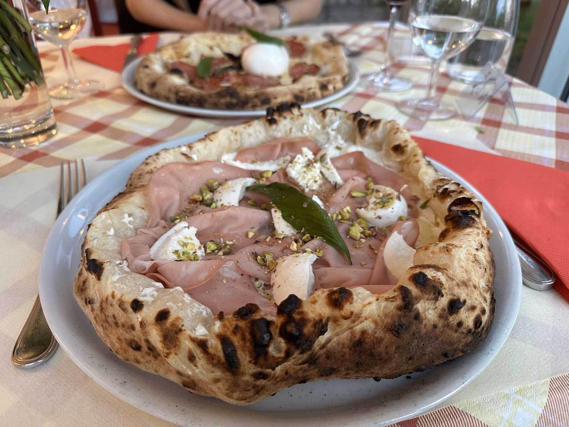 Was bietet die Pizzeria Färbers?