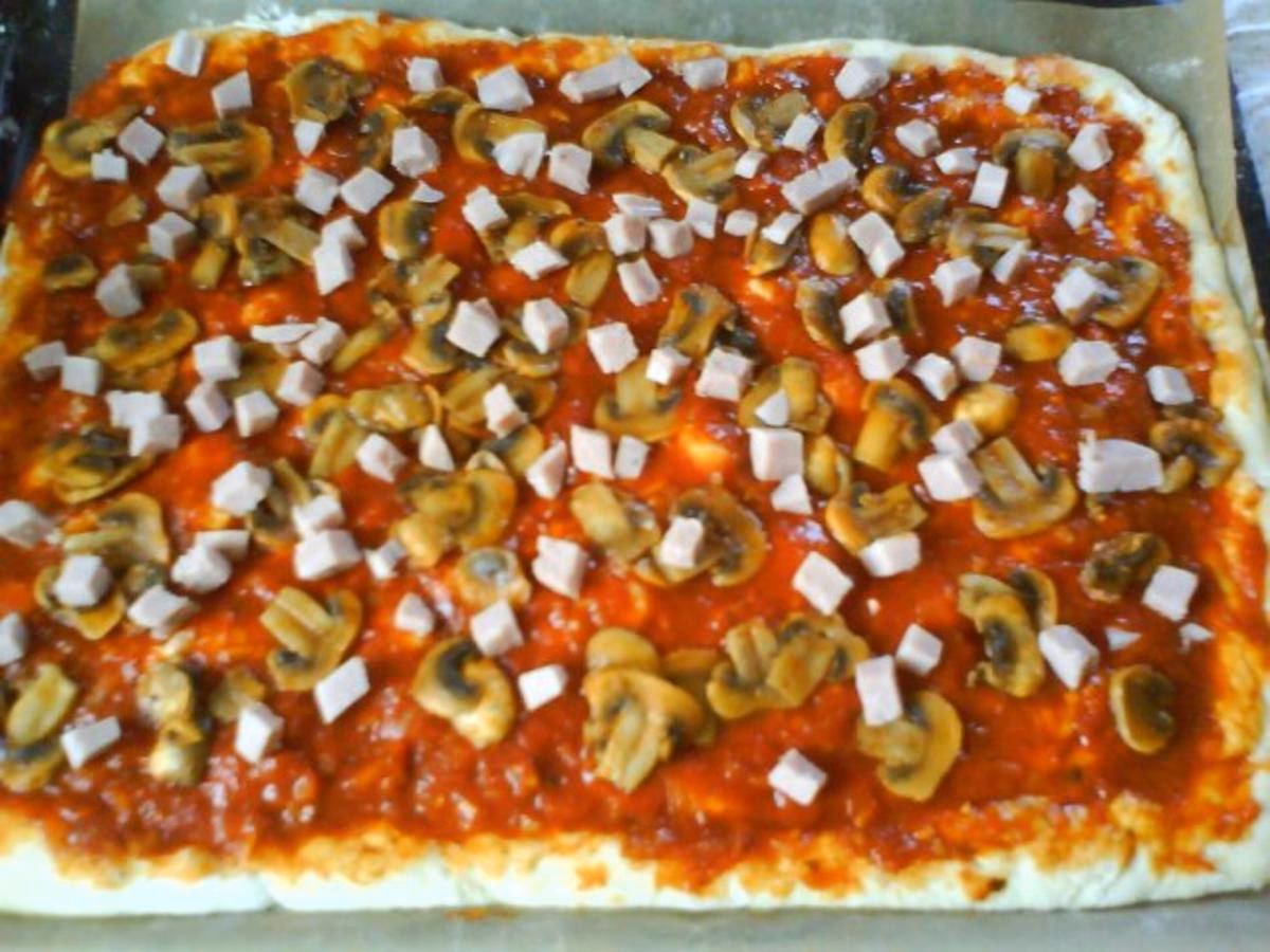 Wie bereitet man eine vegane Tomaten-Pizza an?