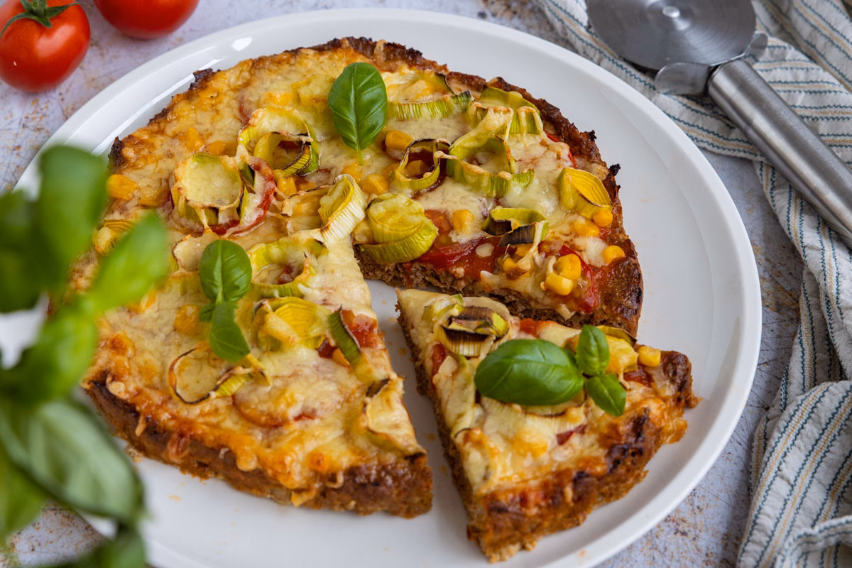 Wie wird die Low Carb hackfleischpizza zubereitet?