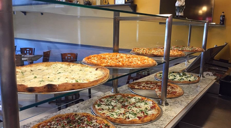 What services does Gennaro's pizza offer?