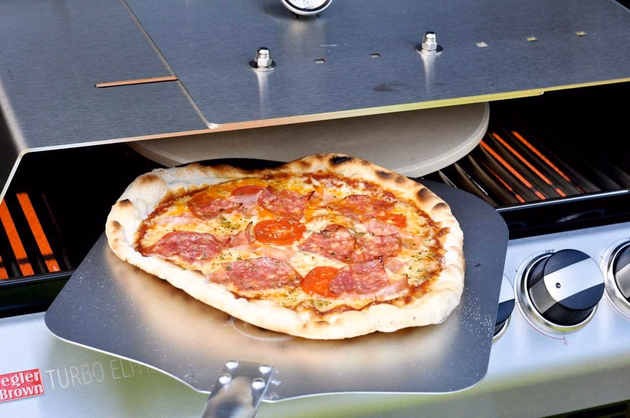 Wie bereite ich eine Pizza auf den Pizzastein?