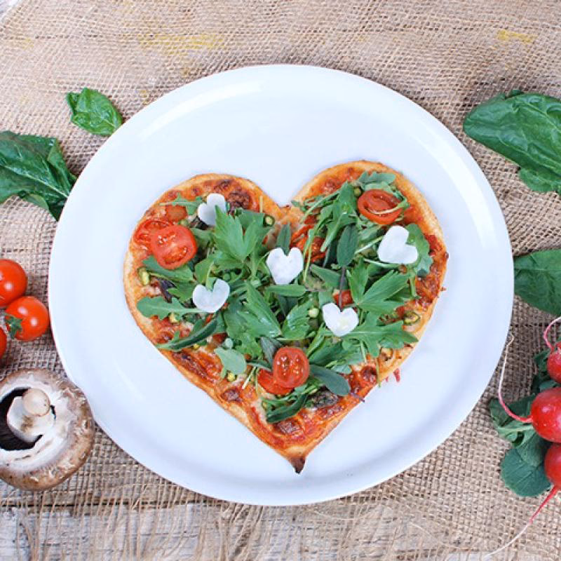 Wie serviert man eine Herz-Pizza für den Valentinstag?