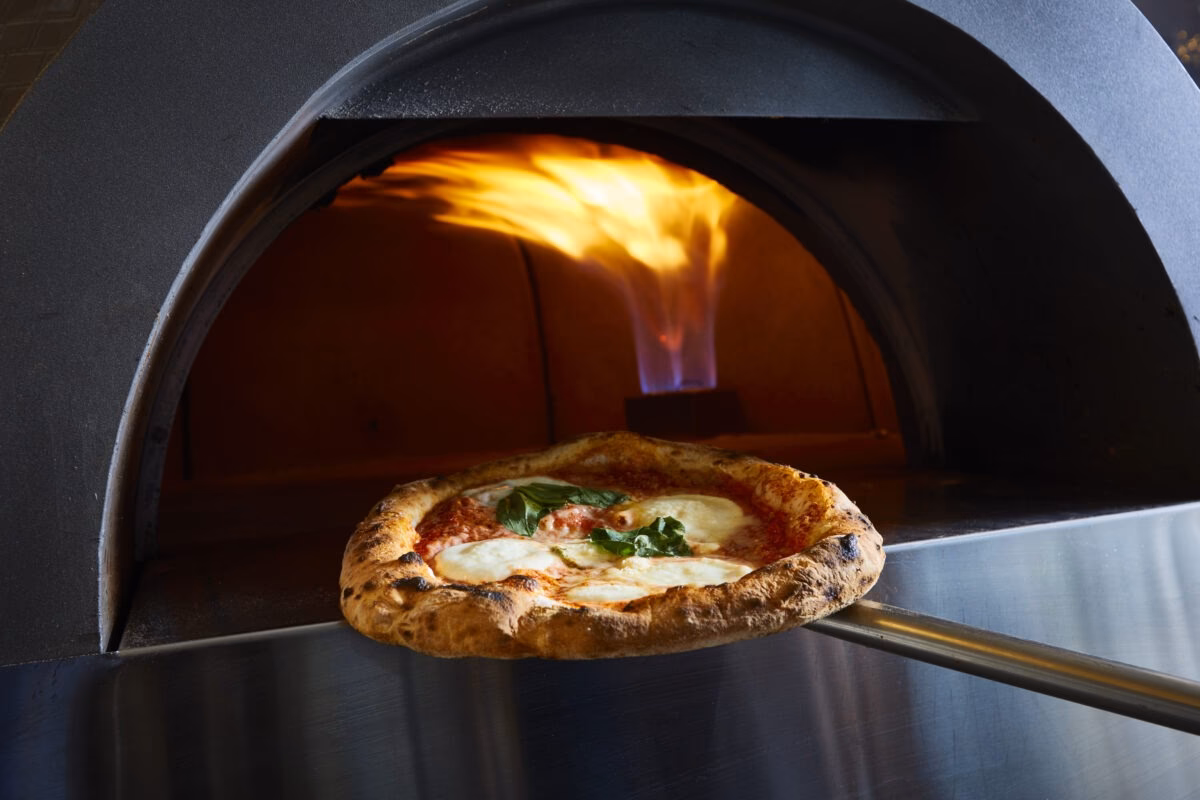 Was ist die erste vegane Pizzeria in Hamburg?