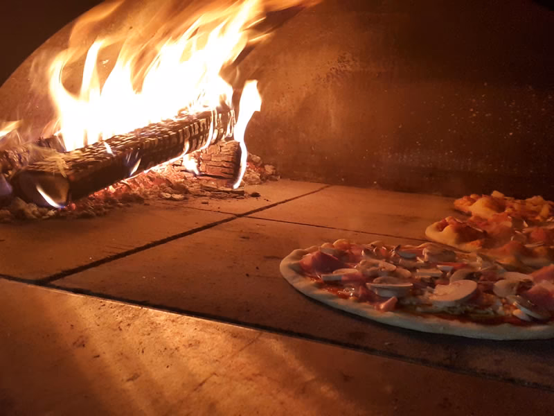 Wie viele Pizzas können im Pizza-Holzofen gebacken werden?