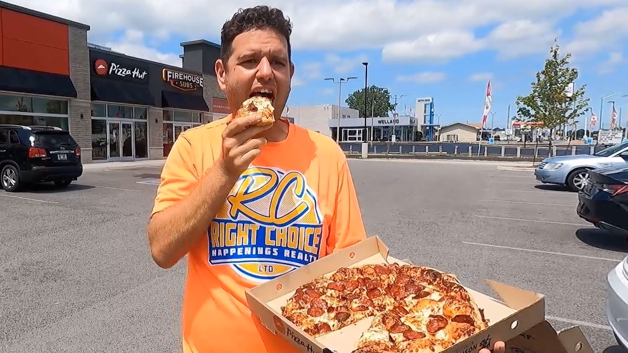 Who is HomeTowne pizza?
