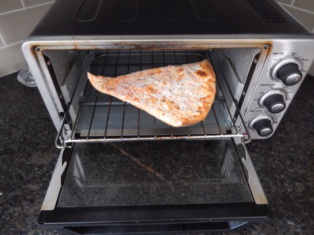 How do you warm up pizza in the oven?