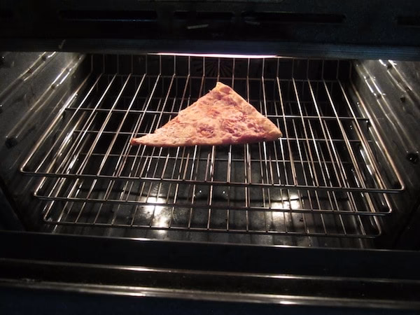 How do you warm up pizza in the oven?