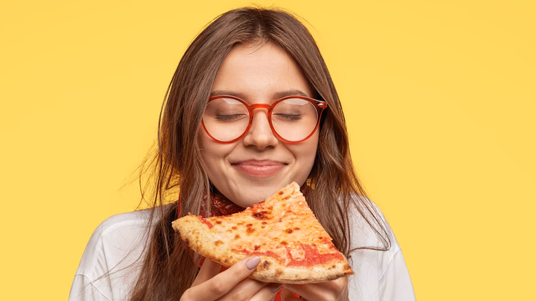 What's the difference between 'I love eating pizza' and 'to travel'?