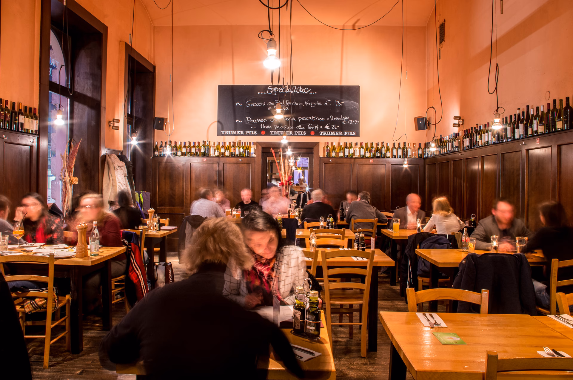 Was erwartet man in einer Pizzeria im Herzen Wiens?