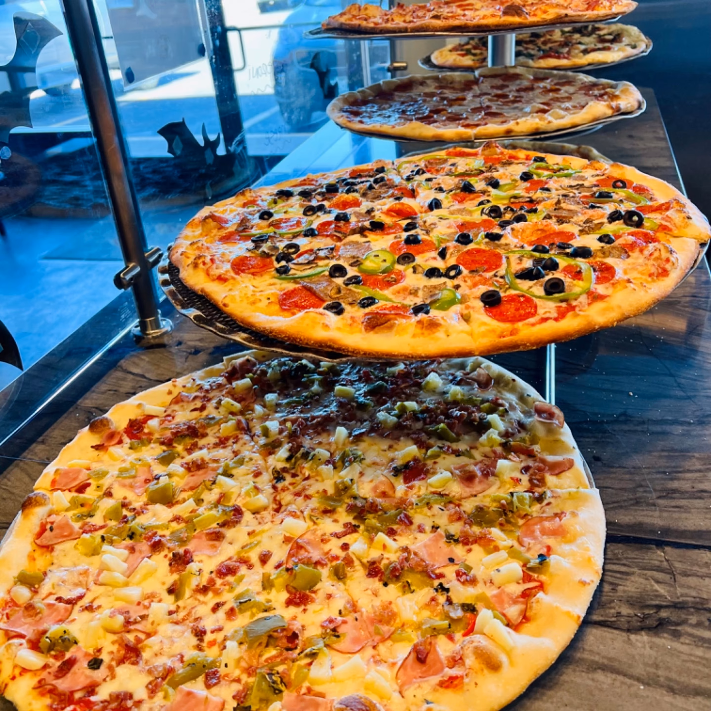 Does Joey's serve pizza?