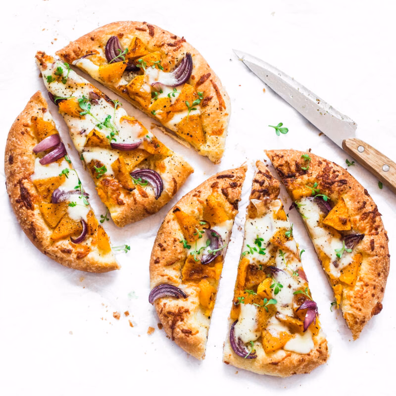 Wie bereitet man Kürbis mit würzigem Feta zu?