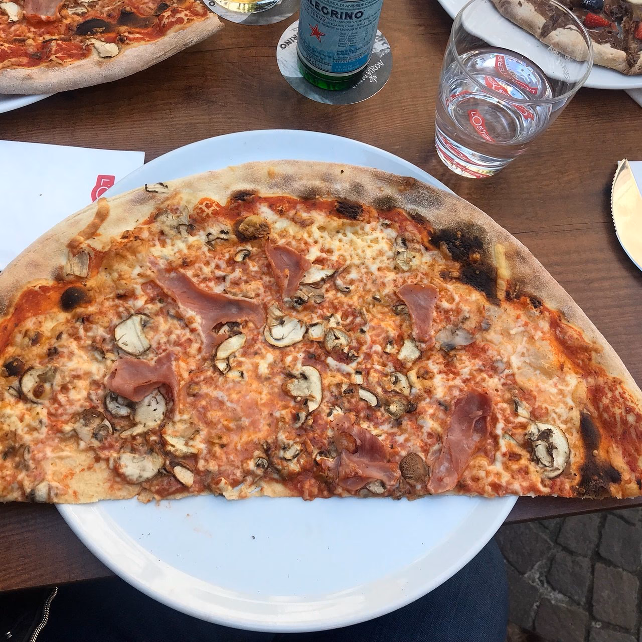 Gibt es bei L'Osteria auch Gerichte zum Mitnehmen?