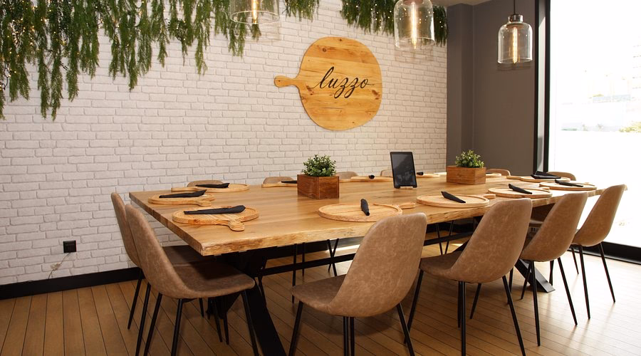 Does Luzzo have a Roman or Neapolitan pizza base?