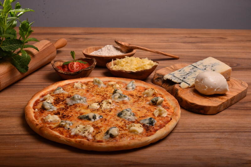 Was bietet Mike's Pizza in Straubing an?