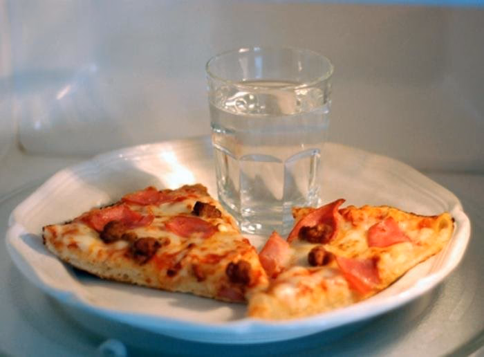 Wie schmeckt Pizza in der Mikrowelle?