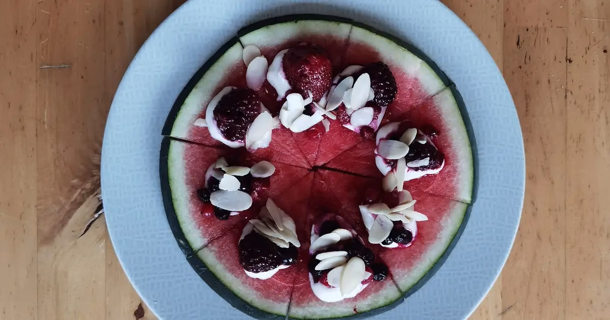 Wie bereite ich eine Pizza mit Rucola zu?