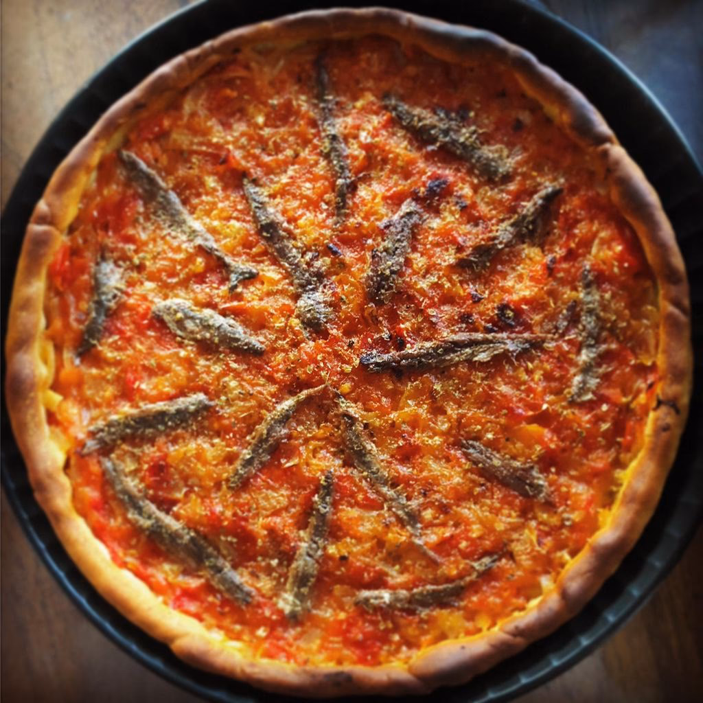 Comment prévenir la pizza de devenir trop salée avec les anchois ?