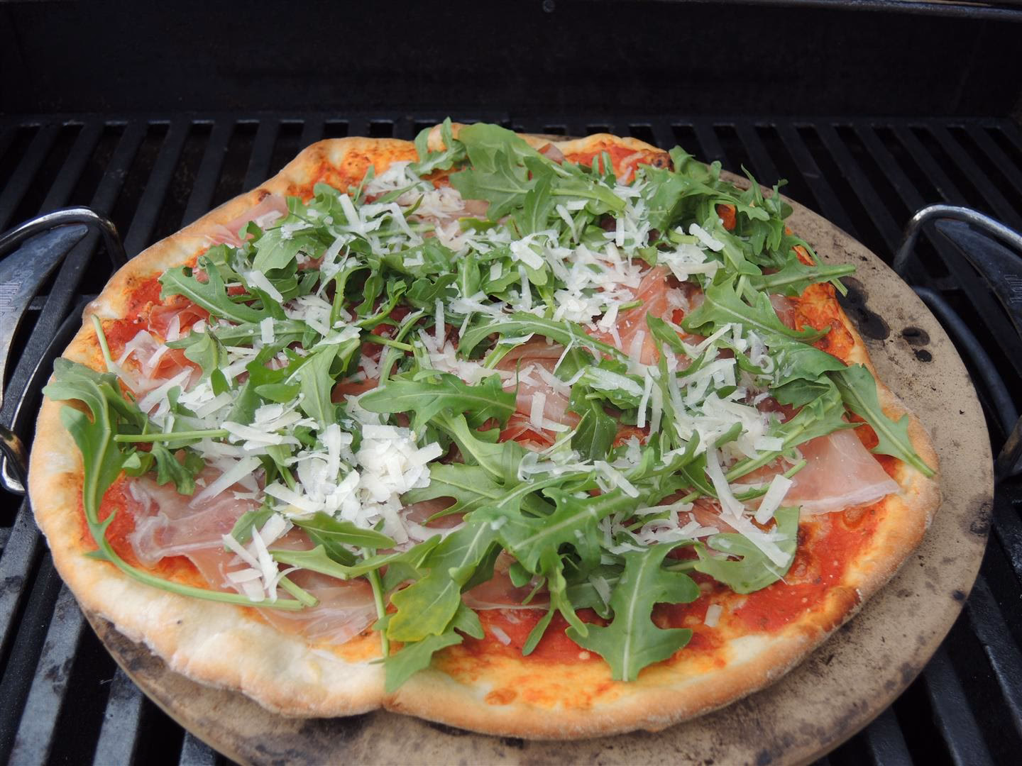 Wie kann ich eine Pizza auf dem Weber Grill Backen?