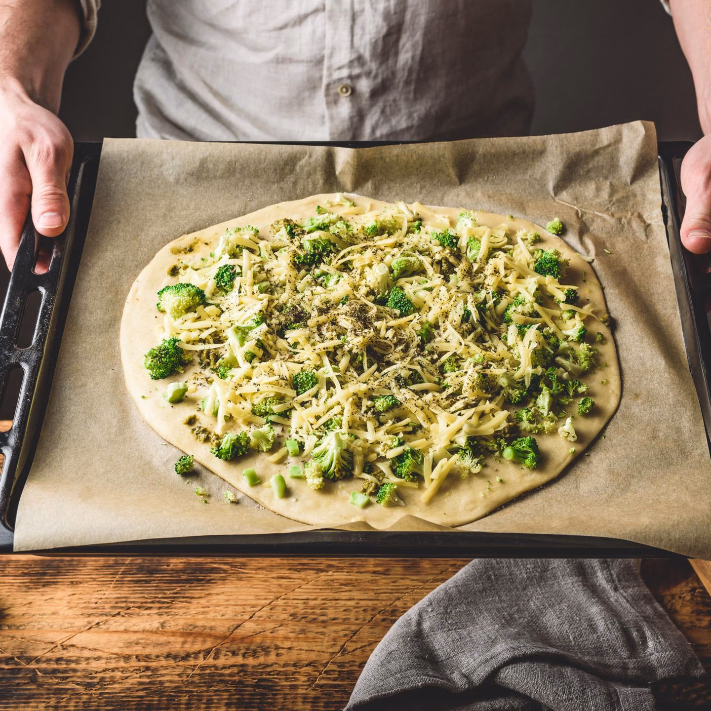 Wie bereite ich Pizzateig auf das Backblech ein?