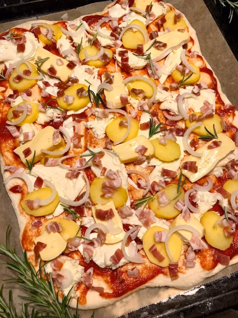 Warum legt man den Käse auf den Belag?