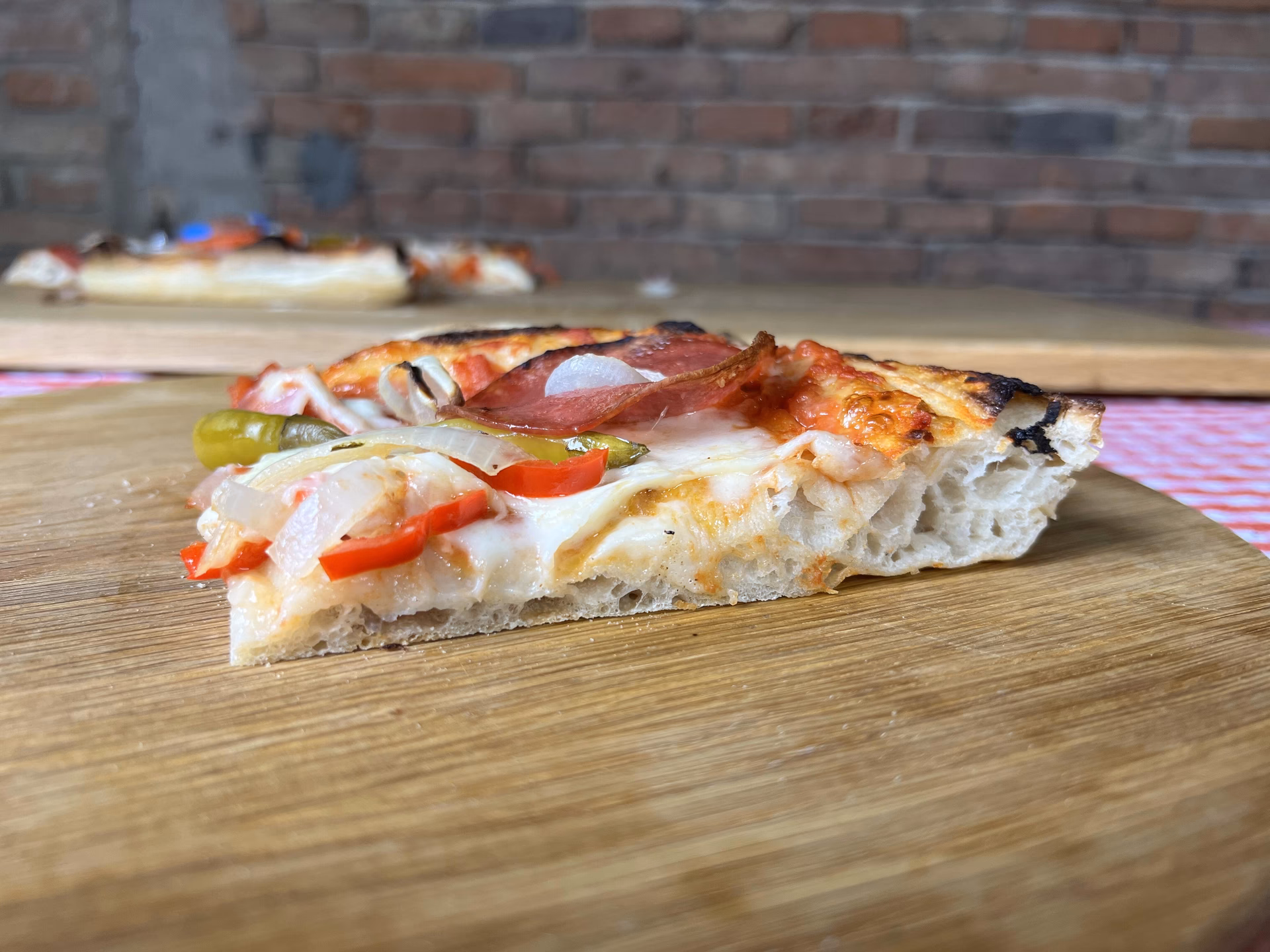 Wie bekomme ich eine Pizza aus dem Backblech?