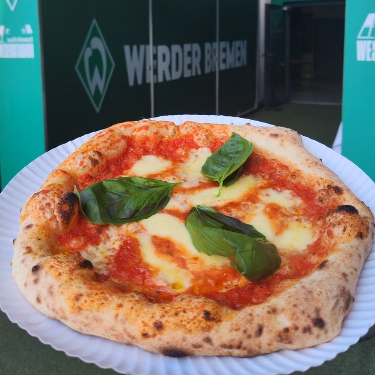 Was kann man bei Neustadt Pizza bestellen?