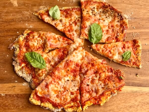 ¿Cómo hacer una pizza de coliflor en el horno?