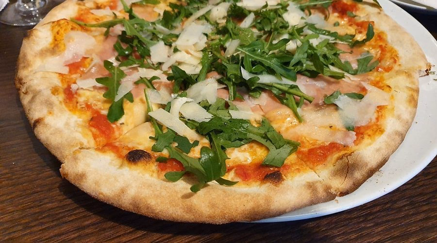 Was wird mit pizzabrötchen und Kräutercreme serviert?