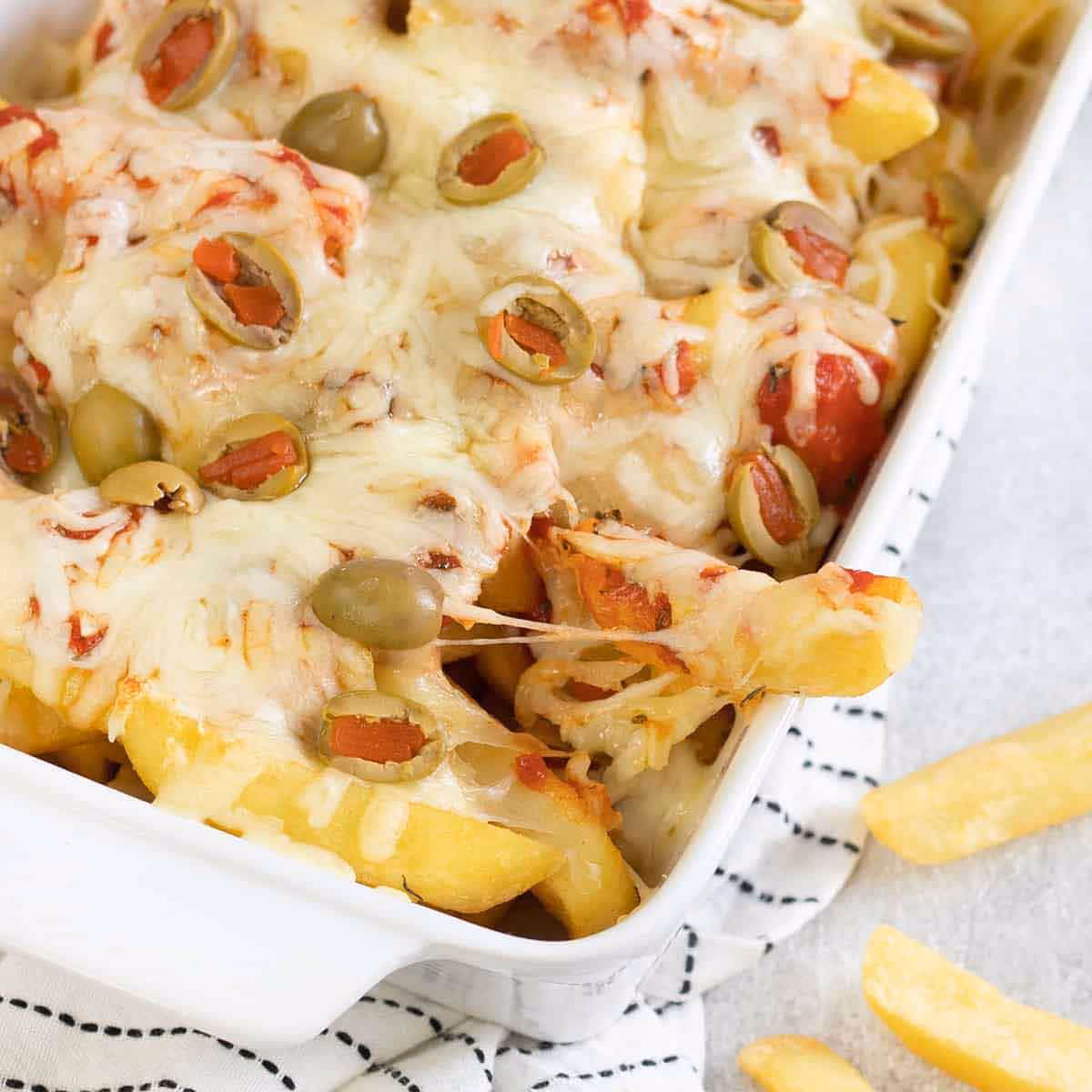 What is cheesy oven baked pizza fries?
