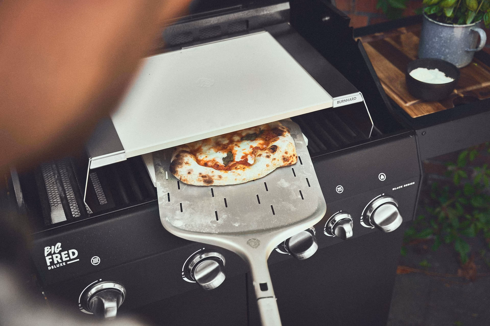 Wie kann man die Temperatur im indirekten Grillen ermitteln?