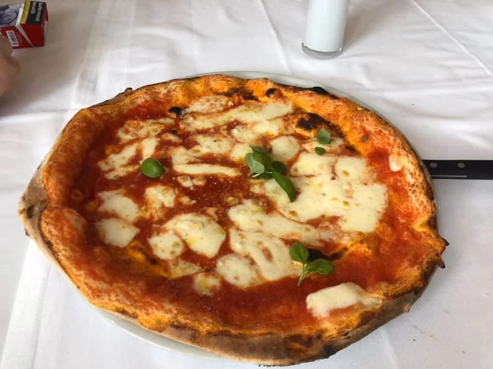 Wie werden alle Pizzen zubereitet?