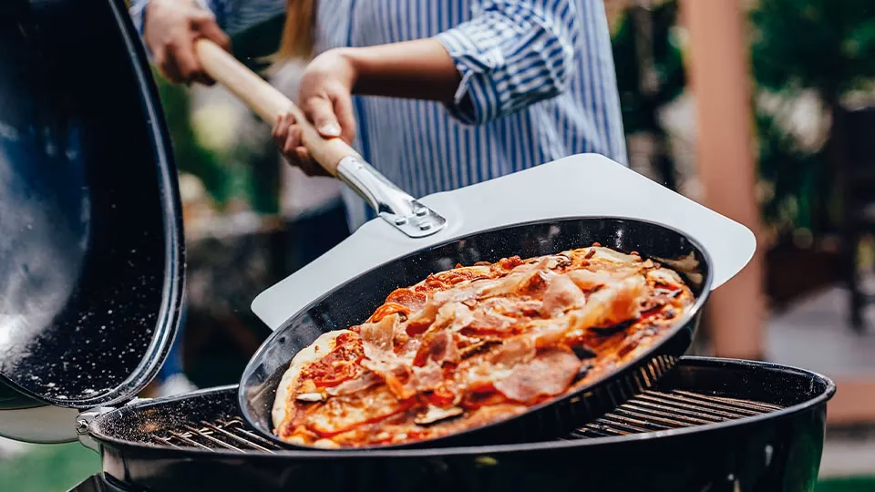 Wie stellt man einen Pizzastein auf dem Grill?