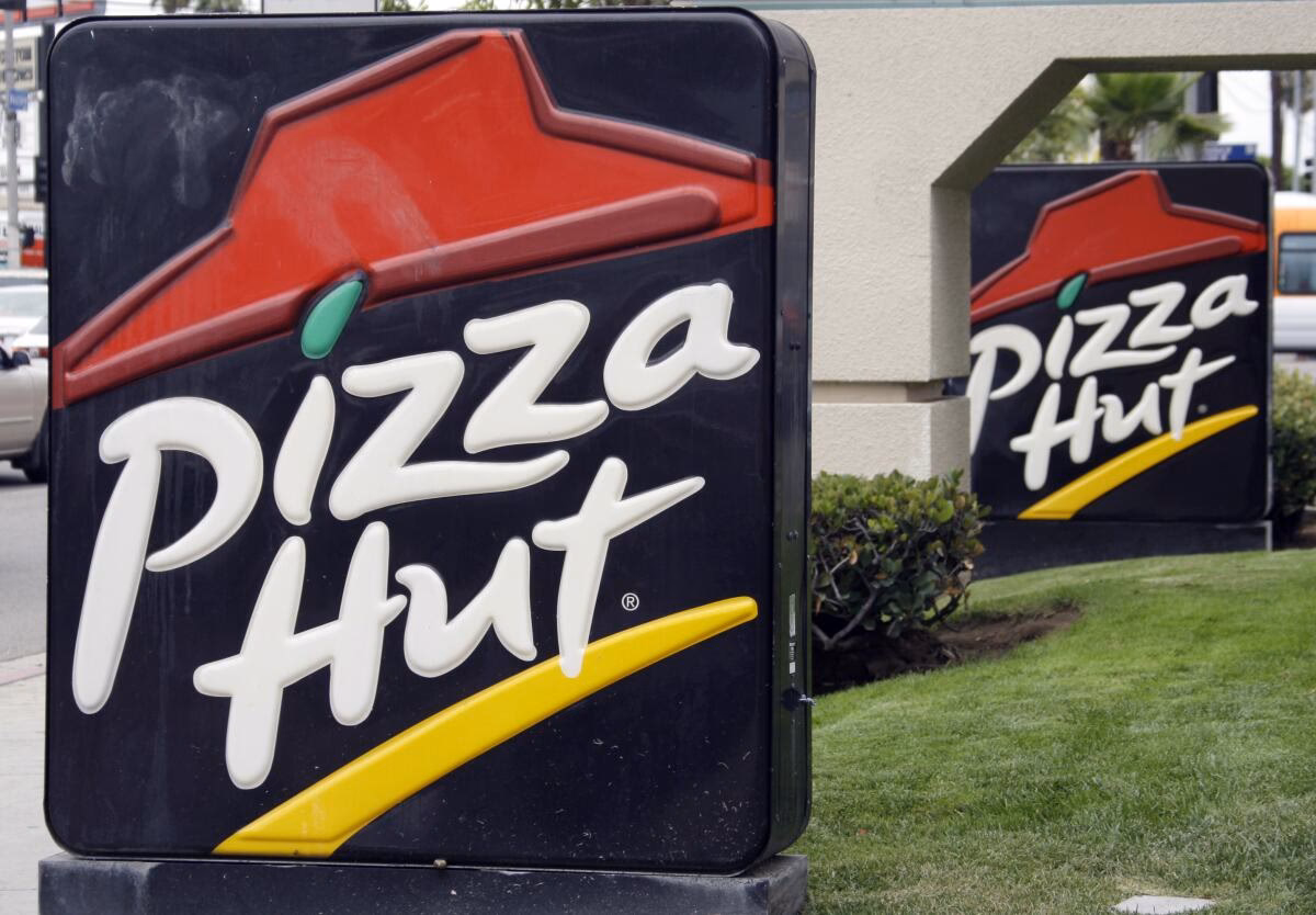 How much does a Pizza Hut buffet cost?