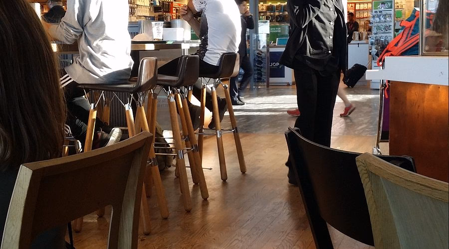 Where can I eat at Oslo Airport?