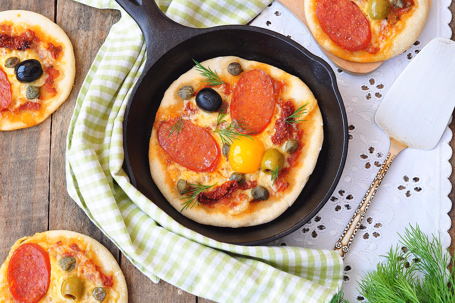 Wie stellt man eine Pizza im Backofen ein?