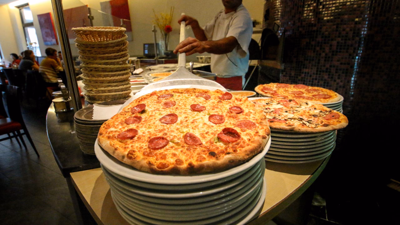 Was bietet die Pizzeria „L’Osteria“?