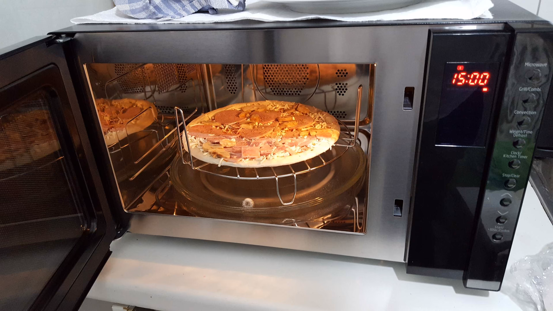 Kann man Tiefkühlpizza in der Mikrowelle machen?