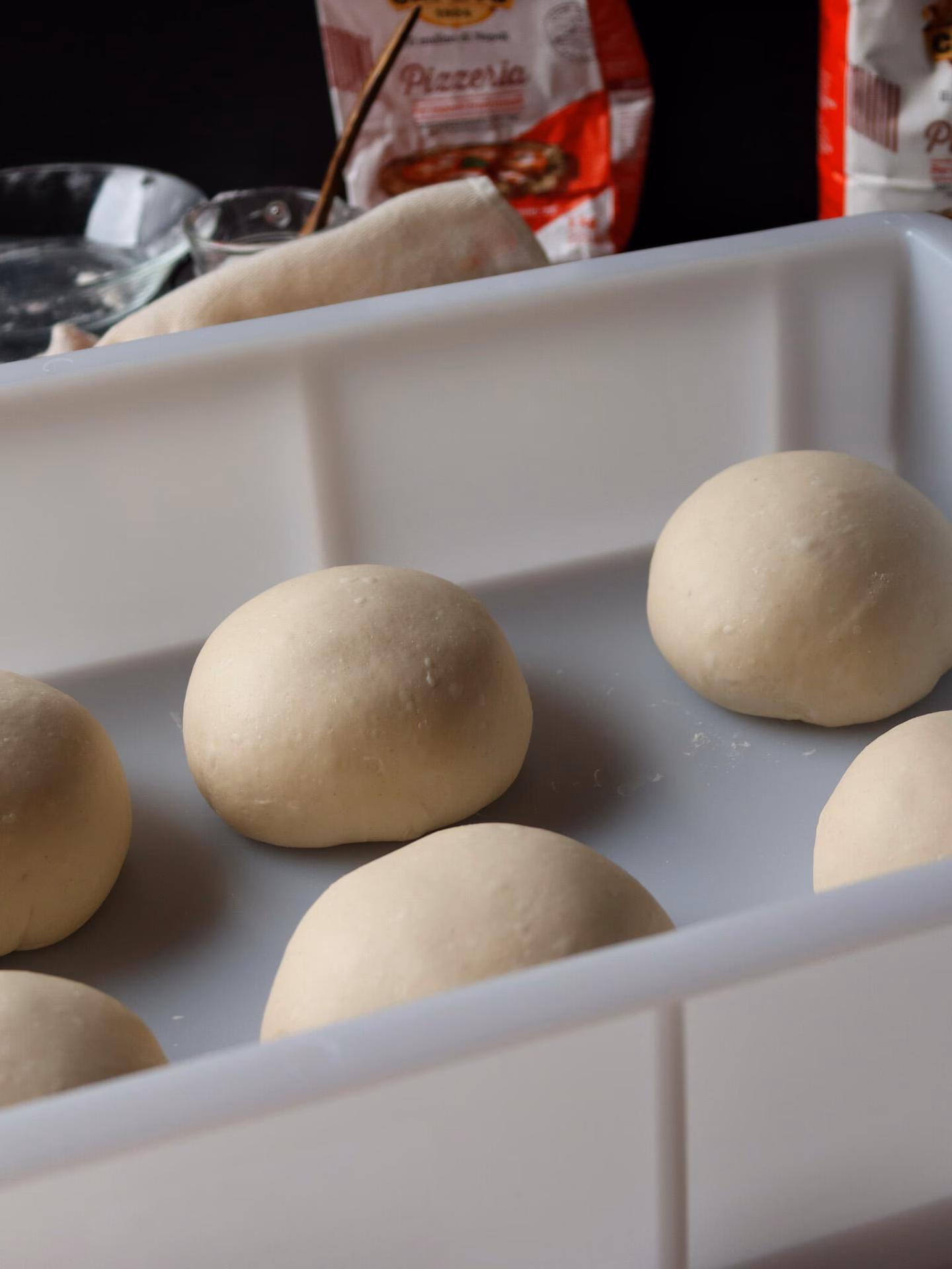 Wie wird Pizza weich und knusprig?