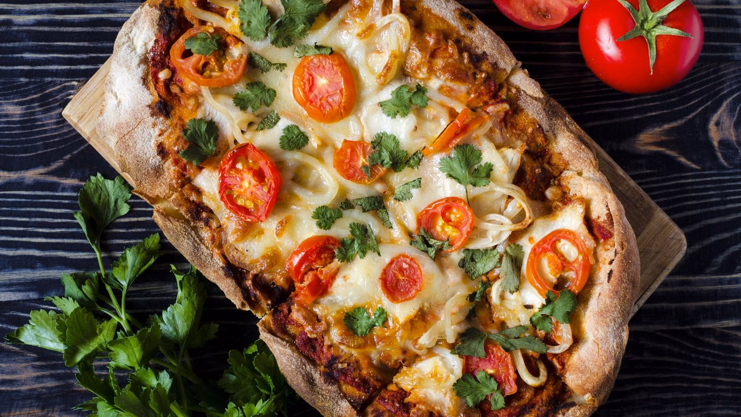 Wie schmeckt die Pizza mit Bacon und Ziegenkäse?