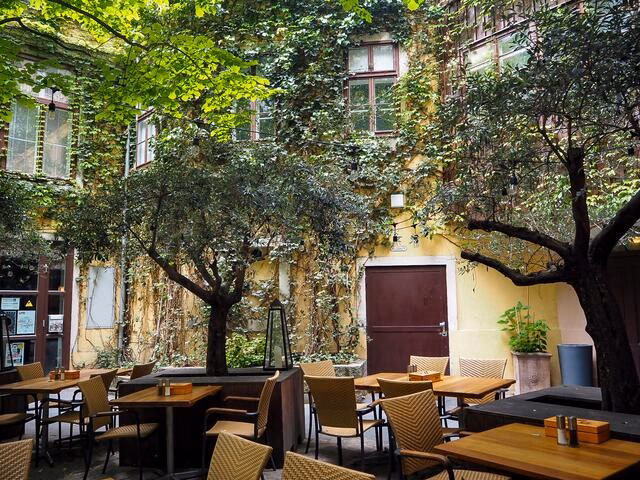 Was macht die Pizzeria Regina Margherita so beliebt?