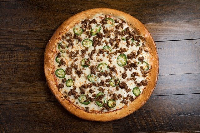 Wie macht man eine Pizza mit Faschiertem?