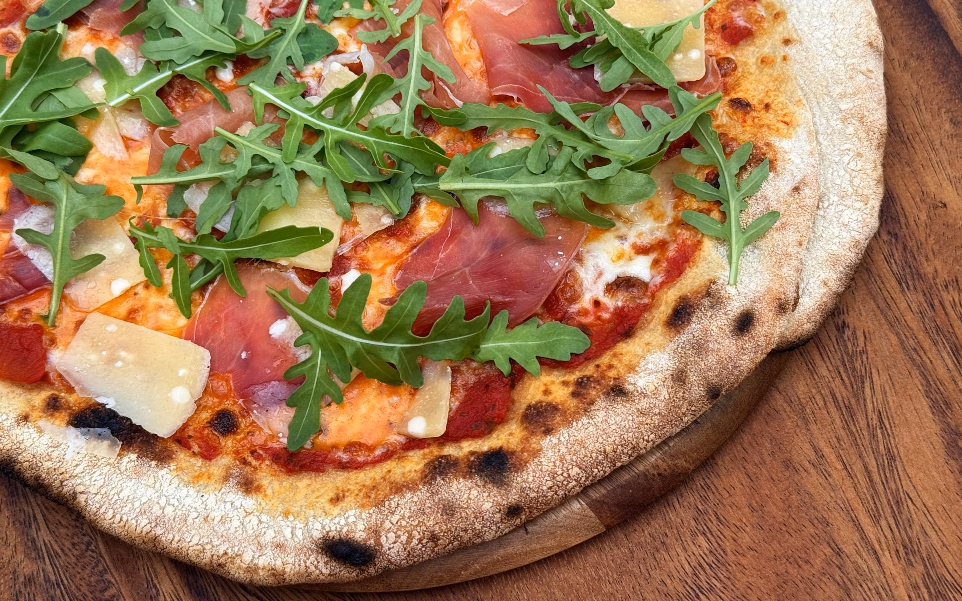 Wie kann man Pizza mit Rucola Backen?